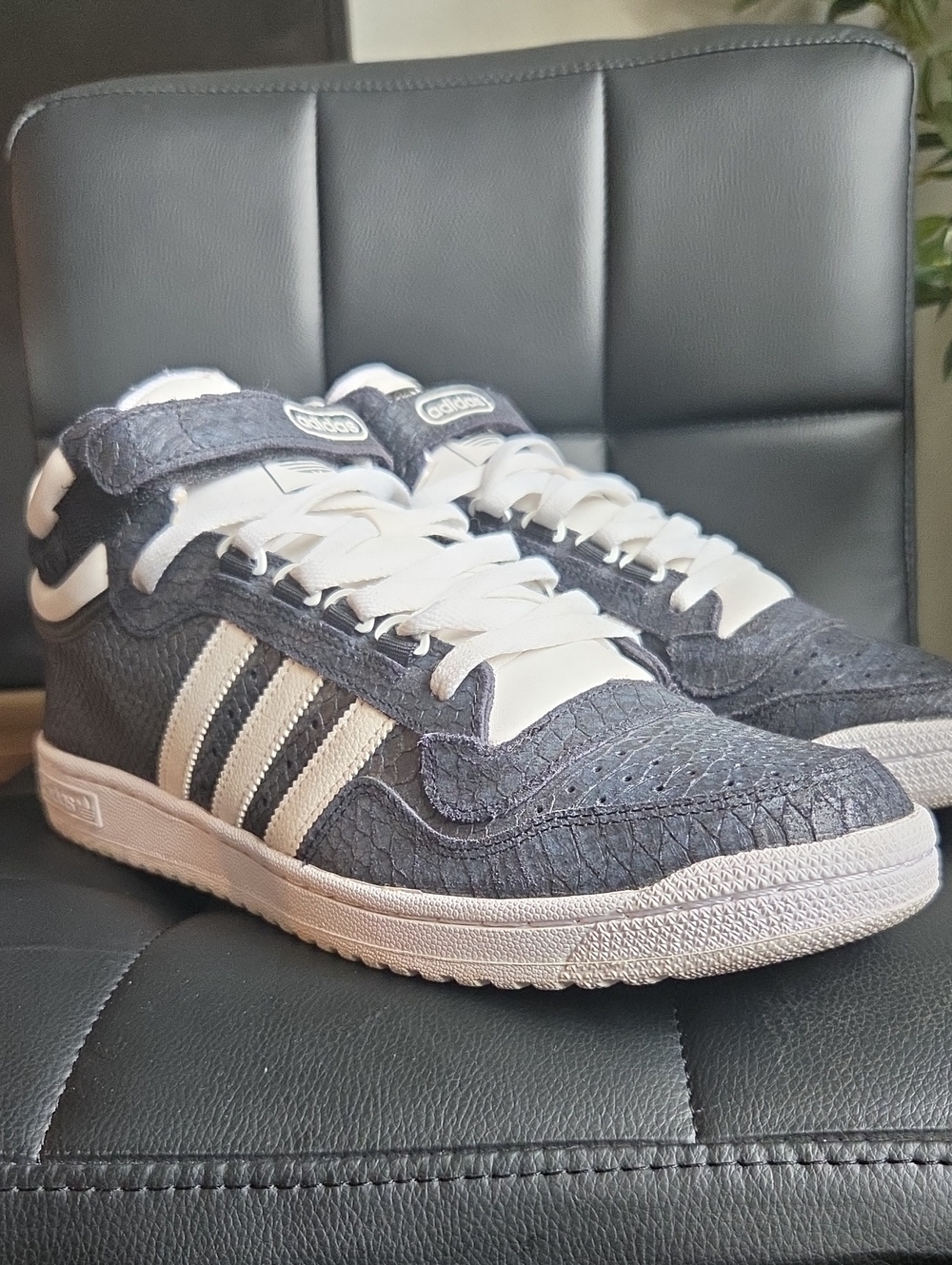 adidas Men's Black and White Retro Sneaker